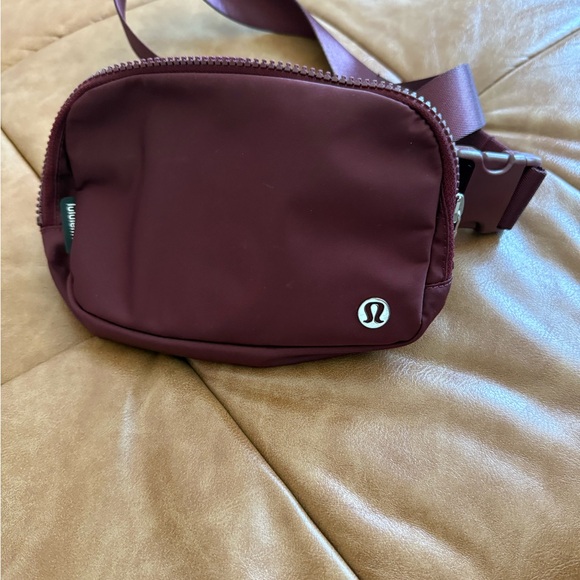 Lululemon Everywhere Belt Bag - Picture 2 of 6